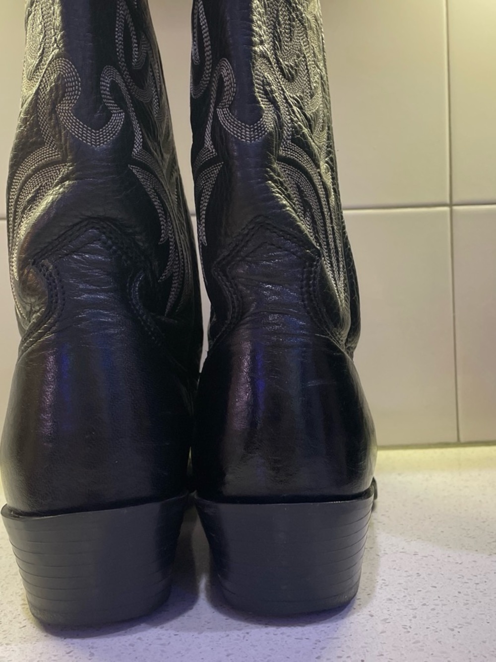 LIKE NEW Ariat Legend MEN’S Cowboy Boots 10.5 Black Leather/Gray/ square toe - Picture 7 of 9